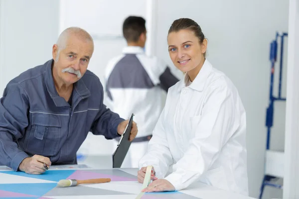 Ritratto Uomo Una Donna Sorridenti Positivi — Foto Stock