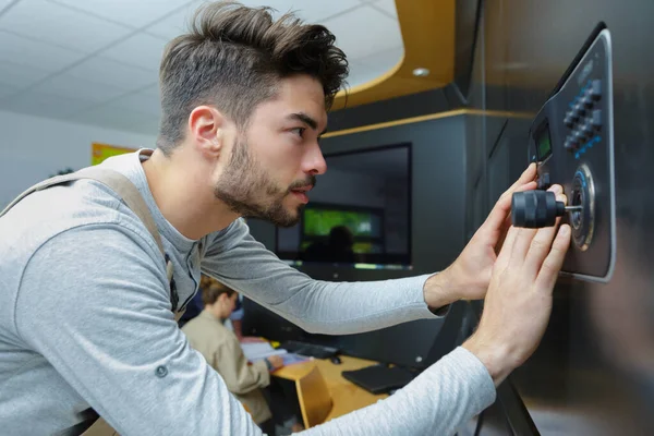 Ung Manlig Arbetstagare Med Hjälp Elektronisk Knappsats — Stockfoto