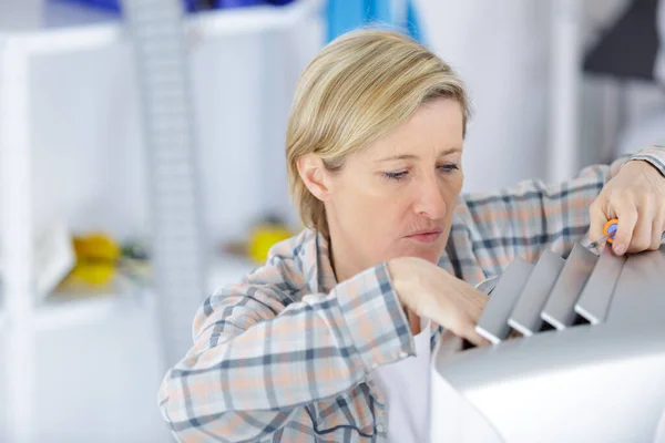 Blond Klusjesvrouw Schoonmaken Vaststelling Ventilatie Systeem — Stockfoto