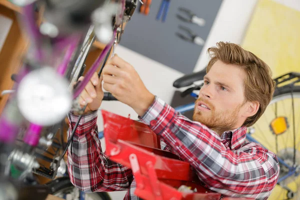 Junger Mann Repariert Fahrrad Hinterrad — Stockfoto
