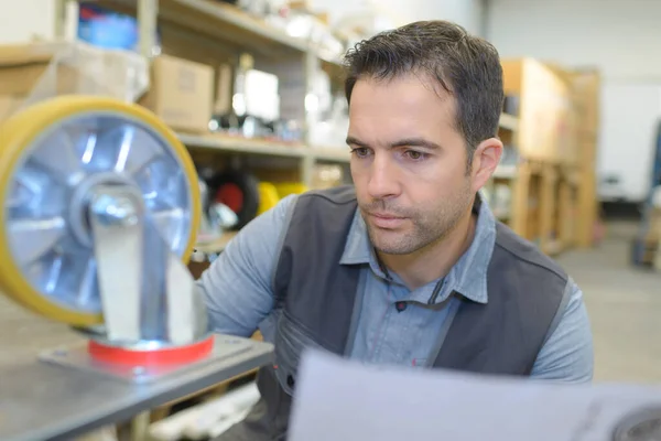 Ingeniero Hombre Mirando Rueda —  Fotos de Stock