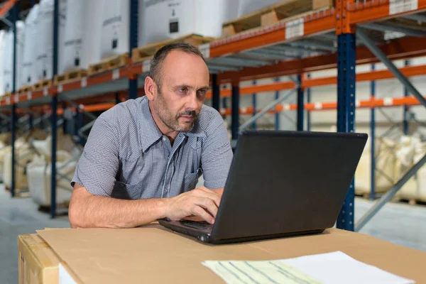 Trabalhador Armazém Olhando Para Laptop — Fotografia de Stock