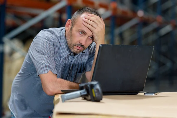 Hombre Negocios Preocupado Trabajando Computadora Almacén — Foto de Stock