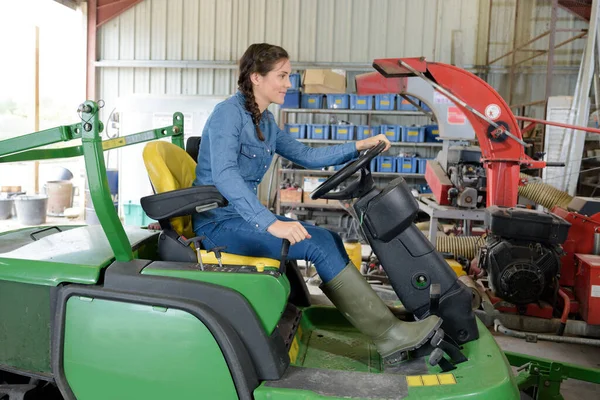 女性が農業機械を運転しています — ストック写真