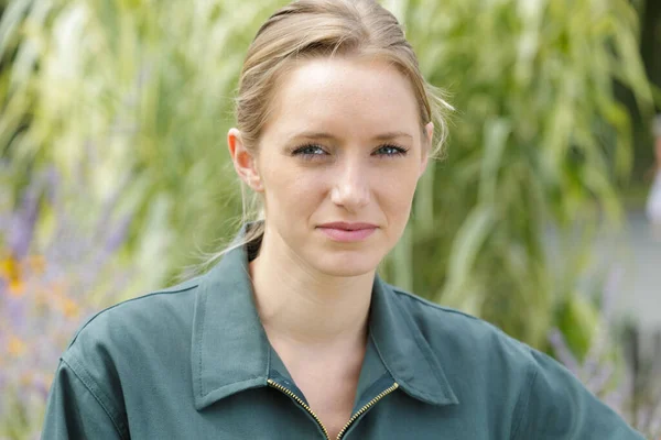 Portret Van Jonge Blonde Vrouwelijke Tuinman Buiten — Stockfoto