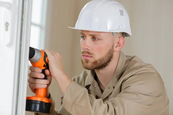 Bouwvakker Met Boormachine Vervangingsraam Installeren — Stockfoto