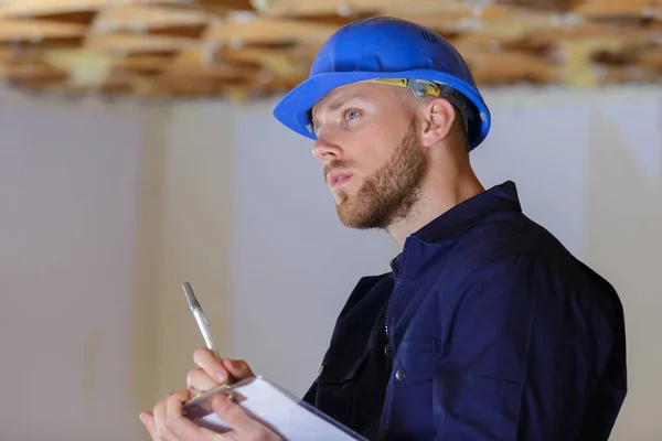 Construtor Segurando Prancheta Ficou Propriedade Renovação — Fotografia de Stock