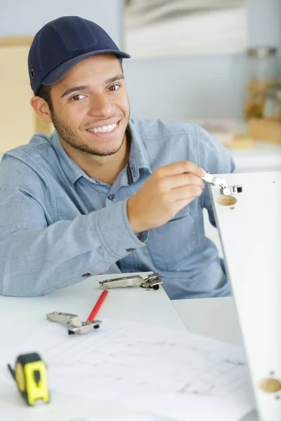 Joven Ensamblando Muebles —  Fotos de Stock