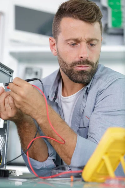 Homem Durante Reparação Computador — Fotografia de Stock