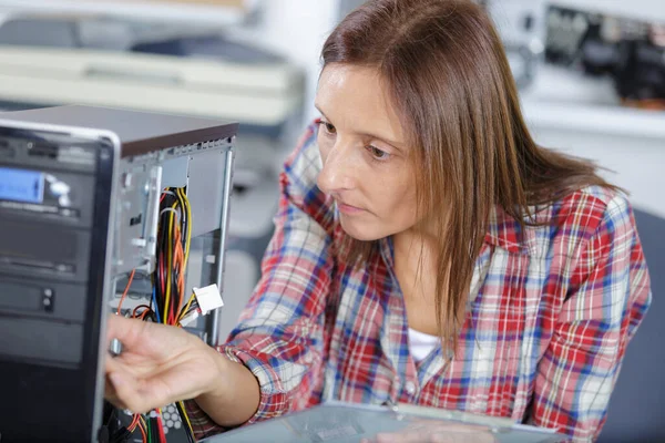 Kobieta Naprawić Element Komputera Centrum Serwisowym — Zdjęcie stockowe