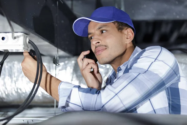 Elettricista Appaltatore Telefono Con Cavi — Foto Stock