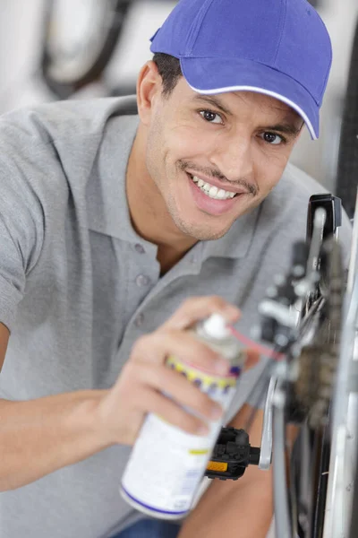 幸せな自転車整備士の肖像画 — ストック写真