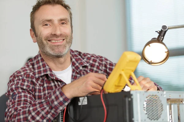 Una Electrónica Reparación Servicio Feliz — Foto de Stock