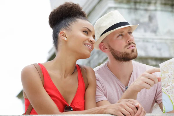 Jeune Couple Regardant Monument — Photo