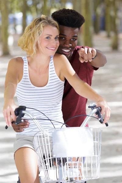 Retrato Casal Misto Andando Bicicleta — Fotografia de Stock