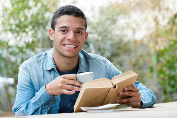 Glad Student Tittar Kameran — Stockfoto