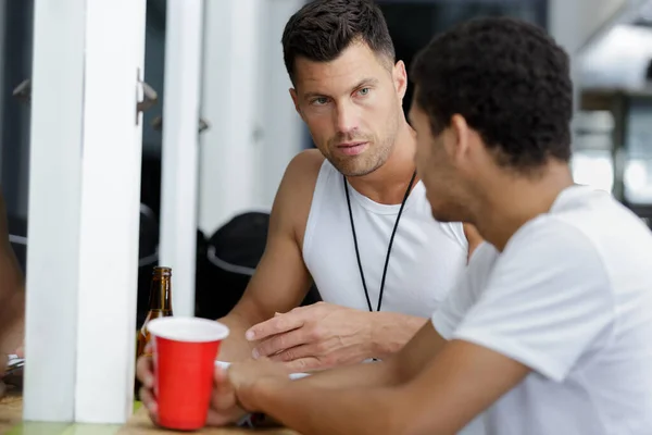 Männer Trinken Bier Nach Dem Sport — Stockfoto