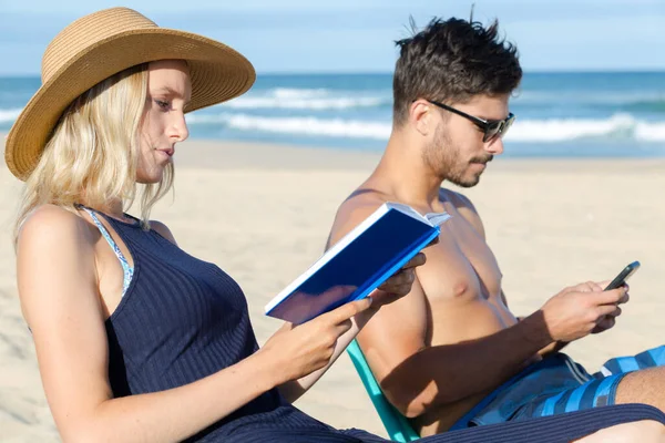 Pareja Vacaciones Leyendo Usando Teléfono —  Fotos de Stock