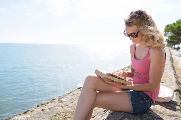 Frau Der Küste Liest Buch Der Sonne — Stockfoto