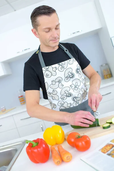 Man Cooking Home Kitchen — Stock Photo, Image