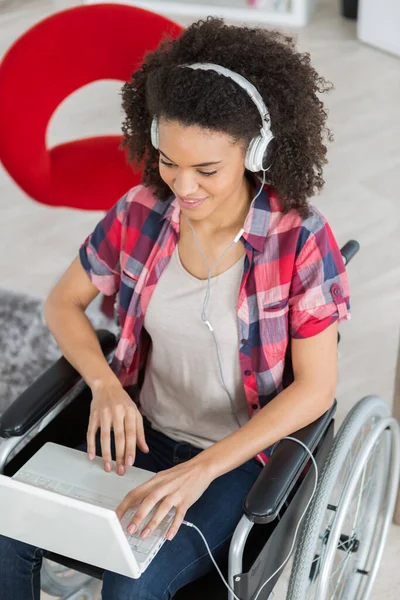 Dame Met Een Handicap Met Behulp Van Notepad Computer Het — Stockfoto