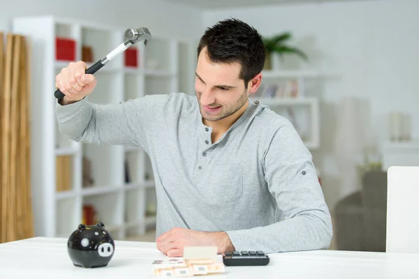 Mans Mano Tenuta Martello Con Salvadanaio — Foto Stock