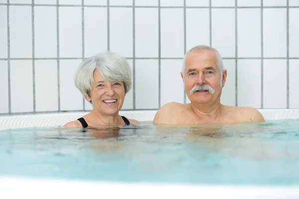 Elderly Couple Posing Swimming Pool — Stock Photo, Image