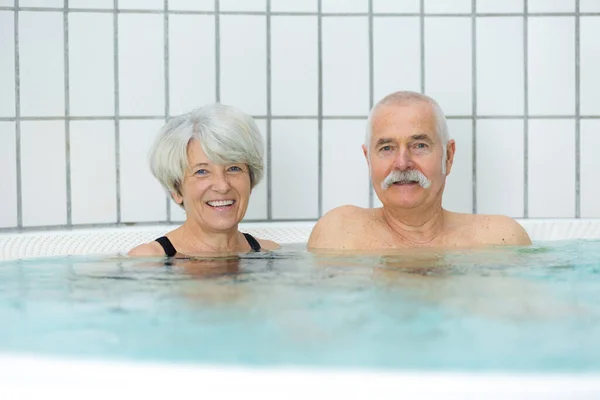 Pareja Ancianos Posando Piscina — Foto de Stock