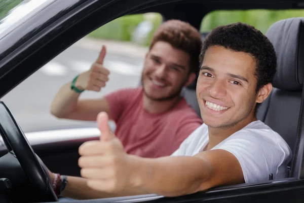 Unga Glada Män Visar Tummen Upp Bilfönstret — Stockfoto