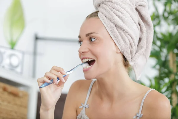 Όμορφη Γυναίκα Κορίτσι Πετσέτα Καλύπτει Κεφάλι Της Οδοντόβουρτσα — Φωτογραφία Αρχείου