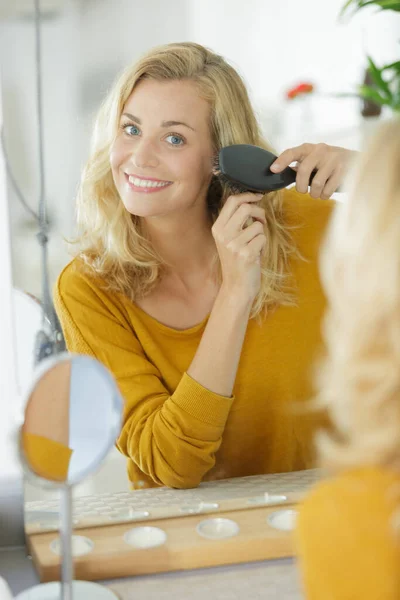 Beautiful Woman Brushing Her Hair Front Mirror — Stock Photo, Image