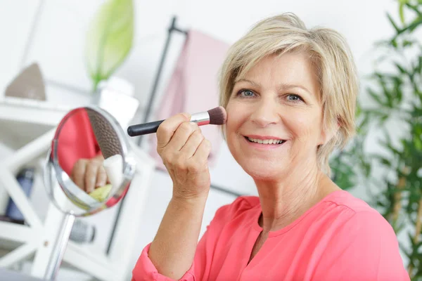 Vacker Senior Blond Kvinna Håller Makeup Borste — Stockfoto