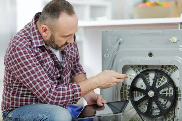 Loodgieter Vaststelling Van Huishoudelijke Wasmachine — Stockfoto