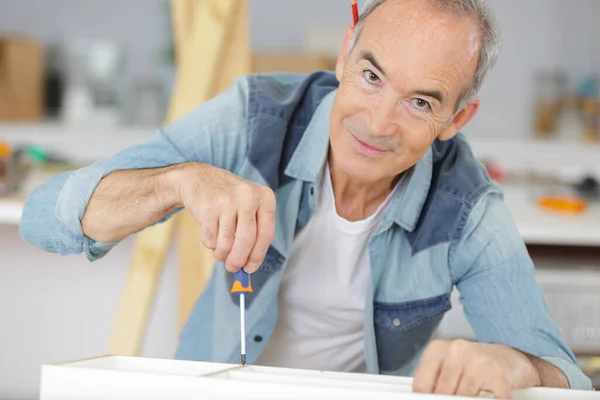 Senior Man Repareert Een Meubel — Stockfoto