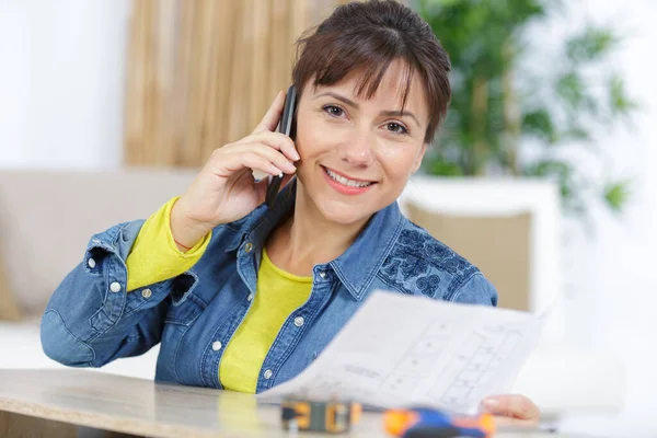 Mujer Feliz Teléfono Terminando Montaje Muebles — Foto de Stock