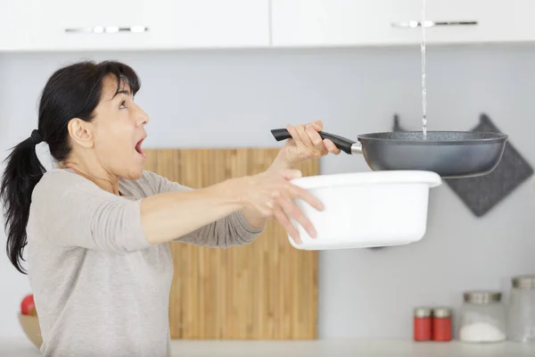 Frustrierte Frau Sammelt Wasser Von Der Decke — Stockfoto