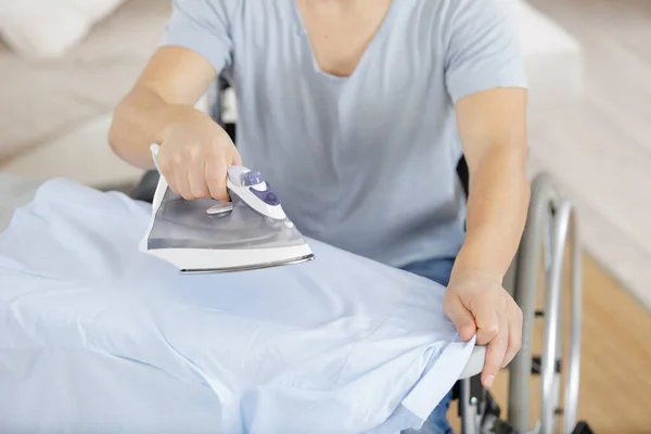 Een Man Die Zijn Shirt Strijkt — Stockfoto