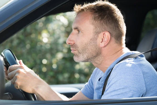 Motorista Masculino Dentro Seu Carro — Fotografia de Stock