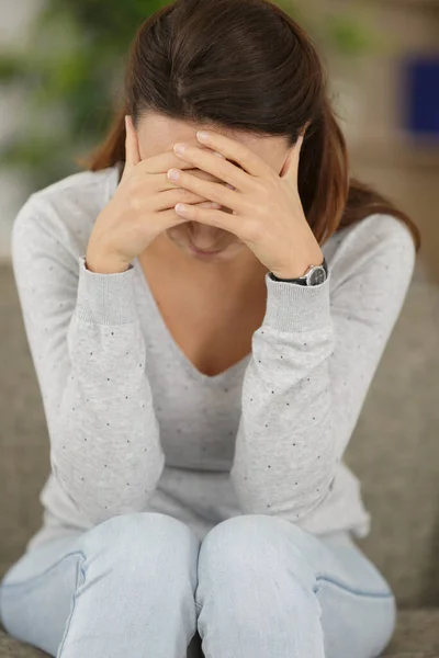 Close Hand Van Gefrustreerde Huisvrouw Zitten Bank — Stockfoto