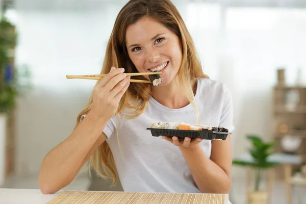 Mulher Com Sushi Segurar Filadelfia Rolos Nas Mãos — Fotografia de Stock