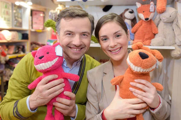 Parents Shopping Choosing Plush Kid — Stock Photo, Image