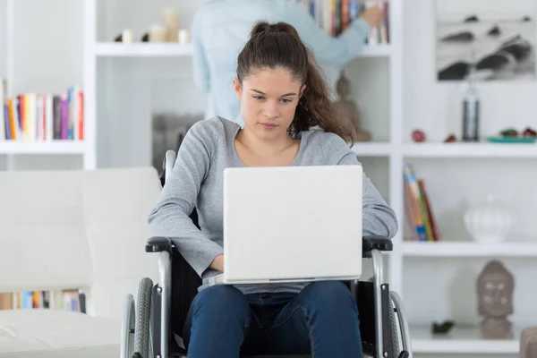 Menina Sentou Uma Cadeira Rodas Com Computador Portátil — Fotografia de Stock