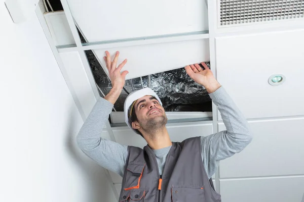 Cara Colocando Uma Ventilação Entrada Teto Quadrado — Fotografia de Stock