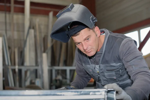 Männlicher Fabrikarbeiter Mit Erhobener Schweißmaske Bei Der Metallvorbereitung — Stockfoto