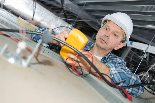 Electricista Medidas Con Voltímetro — Foto de Stock