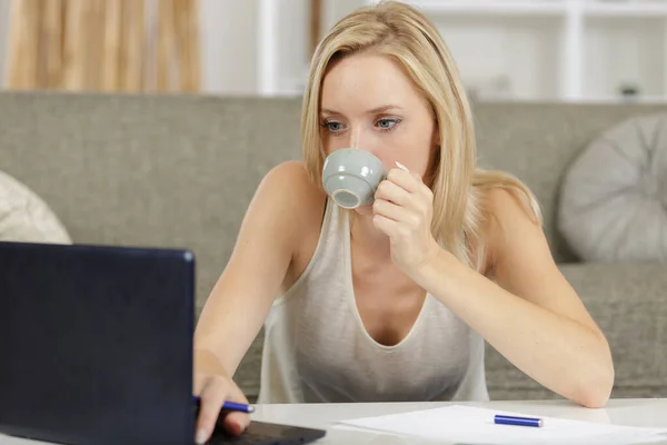 Frau Trinkt Kaffee Während Sie Hause Laptop Benutzt — Stockfoto