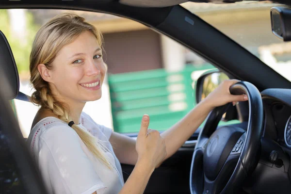 Lycklig Kvinna Med Tummen Upp Sitter Bilen — Stockfoto