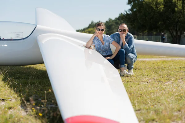 Couple Boarding Airplane Hanger — Stock Photo, Image