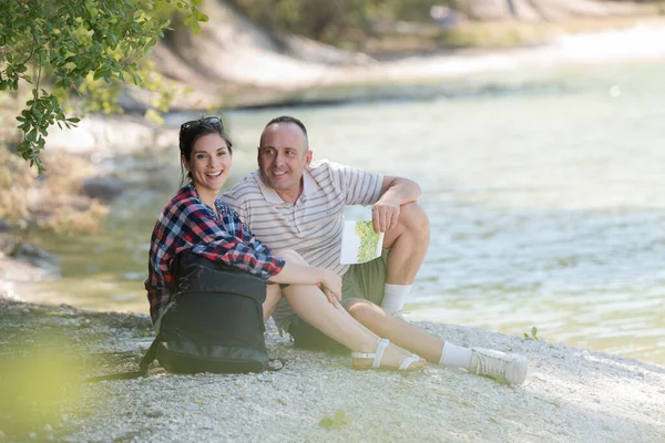 Casal Está Sentado Livre — Fotografia de Stock