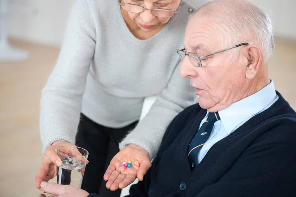 Anciana Dando Pastillas Marido Enfermo —  Fotos de Stock